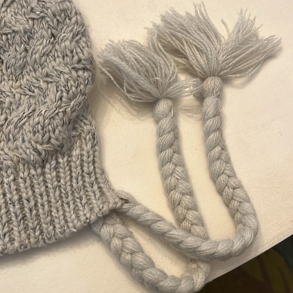 Women’s North Face pompom winter hat - Picture 4 of 6